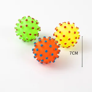 Vue détaillée de balles à pointes pour chien de 7 cm en vert et jaune
