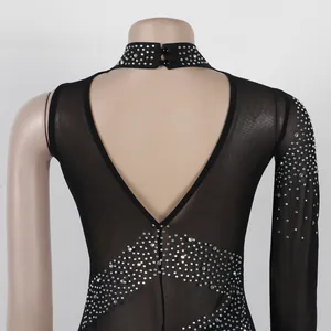 Detalle de vestido de noche de malla negra sexy con espalda en V abierta y pedrería.