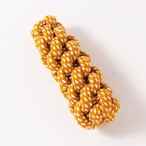 Nahaufnahme eines handgewebten Baumwollseil-Hundespielzeugs mit orange-weißem Knoten.
