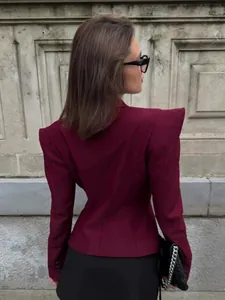 Blazer bordeaux attillato con spalline a punta per l'autunno e l'inverno elegante