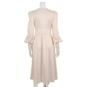 Achteraanzicht van een elegante satijnen Franse maxi-jurk met lantaarnmouwen in roze