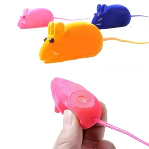 Detailansicht des Quietschers bunter beflockter Spielzeugmäuse für Katzen