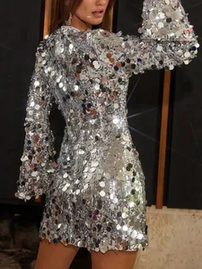 Vestido corto de lentejuelas plateadas con manga larga y cuello redondo para fiestas