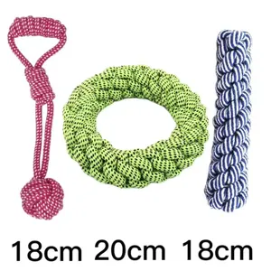 Detailansicht von drei bunten Baumwollseil-Hundespielzeugen mit 18cm und 20cm Etiketten
