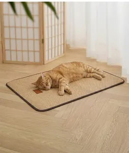 Gros plan sur le tapis de refroidissement tissé en rotin de bambou pour animaux en décor