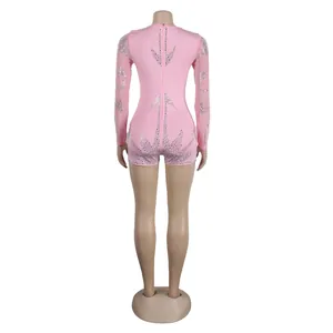 Rückansicht eines sexy rosa langärmligen Jumpsuits mit Strasssteinen und dehnbarer Bodycon-Passform