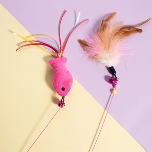 Set di bacchette interattive per gatti con piume colorate e pesce di peluche su filo elastico
