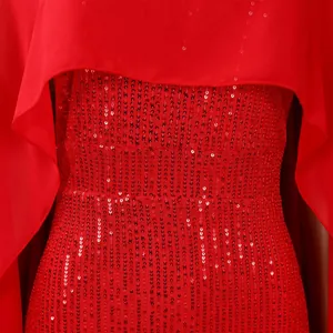 Detailansicht des roten Pailletten-Mieders und Chiffon-Capes eines edlen Abendkleids