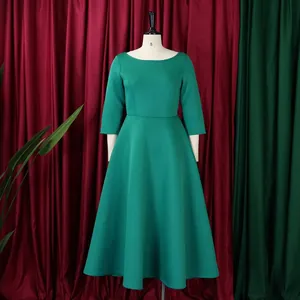 Elegantes smaragdgrünes A-Linie Abendkleid mit 3/4-Ärmeln auf Schaufensterpuppe