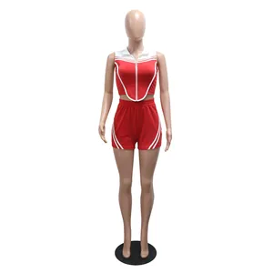 Volledig zicht op een rode tweedelige sportset met mouwloze top met rits en short op een pop