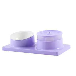 Distributore automatico acqua e cibo viola con ciotola gatto in ceramica inclinata