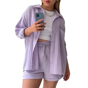 Elegantes lavendelfarbenes zweiteiliges Damen-Set mit Gaze-Hemd und passenden Shorts