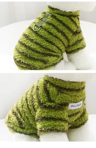 Vue détaillée d'un pull en peluche rayé vert pour chien avec anneau en D intégré