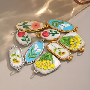 Detailansicht bunter Emaille-Blumenanhänger mit Gold- und Silbermetallrahmen