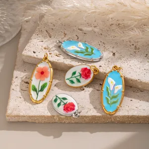 Detailansicht verschiedener Blumenanhänger aus Edelstahl mit dekorativem Emaille-Finish