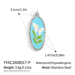 Edelstahl-Anhänger oval mit blauem Emaille und weißer Calla-Lilie, Detailansicht
