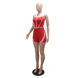 Detail van rode tweedelige sportset voor dames met mouwloze top met rits en korte broek.