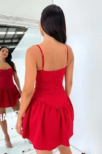 Vista posteriore di un mini abito rosso stile corsetto con orlo a balze e spalline fini