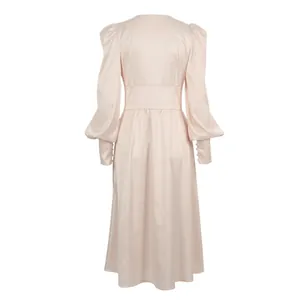 Achteraanzicht van elegante roze satijnen maxi-jurk met Franse lantaarnmouwen.