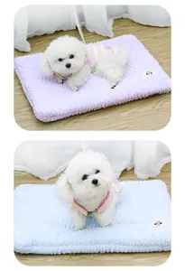 Vue détaillée des tapis en peluche épaisse pour animaux, en couleurs violette et bleue