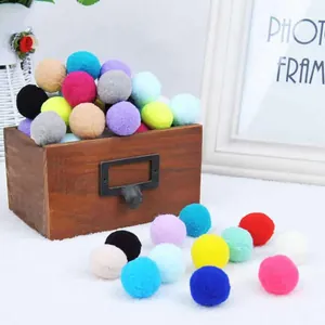 Vista dettagliata di palline di peluche colorate e silenziose per gatti su tappeto bianco