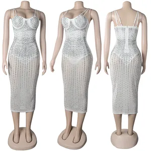 Vista dettagliata fronte lato e retro di un abito midi aderente bianco con strass