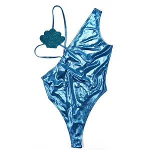 Detail van een sexy metallic blauw badpak uit één stuk met glitter schelp versiering