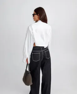 Vista posteriore di camicia bianca corta a maniche lunghe in cotone stile francese
