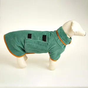 Vue détaillée d'un peignoir pour chien vert à séchage rapide avec bordure orange