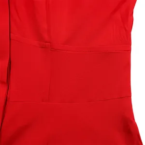 Vista macro detallada que muestra las costuras finas y la textura de un vestido rojo