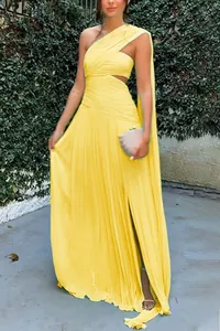 Elegante abito lungo giallo a pieghe con spacco alto sulla coscia e mantella.