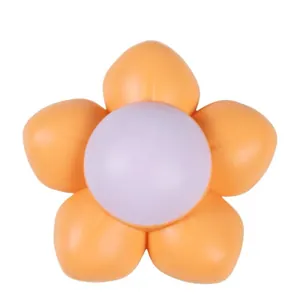 Blumengestaltetes rotierendes Katzenminze-Ball-Spielzeug für Katzen in Orange und Lila