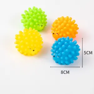 Gros plan de quatre jouets sonores en forme de hérisson pour chiens, taille 8cm par 5cm