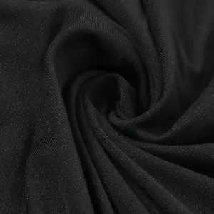 Primer plano de tela de malla negra con diamantes brillantes para vestido de noche