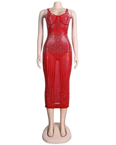 Vestito midi bodycon rosso sexy con strass argentati e dettagli in rete trasparente.
