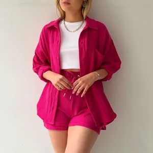 Eleganter fuchsiafarbener Damen Zweiteiler aus Musselin mit Oversize-Hemd und Shorts