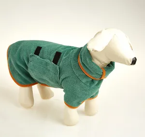 Vue latérale détaillée d'un peignoir pour chien vert à séchage rapide en microfibre