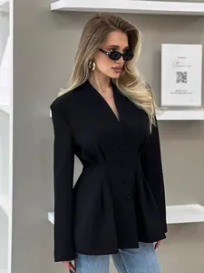 Eleganter schmal geschnittener schwarzer Damenblazer mit Schößchentaille fürs Büro.