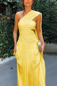 Elegante abito lungo a pieghe giallo monospalla con dettagli cut-out e nastri fluenti.