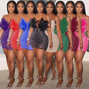 Sexy Feder Bodycon Mini Kleid mit Strass und Perlen Verzierung in 8 verschiedenen Farben