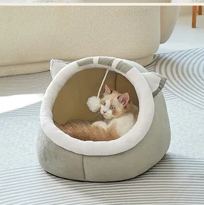 Cama para gatos semicerrada gris y blanca con orejas lindas y detalle de bola colgante