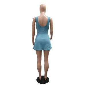 Vista trasera de un mono vestido corto sin mangas azul claro con espalda descubierta mujer