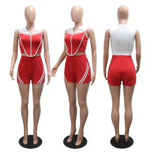 Drie-vlakkenweergave van rode tweedelige mouwloze crop top en korte broek (voor, zij, achter).