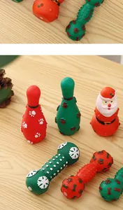Detailansicht von weihnachtlichem Quietsch-Kauspielzeug für Hunde in Rot und Grün