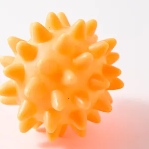 Primo piano di una resistente palla da masticare arancione per la salute dentale dei cani.