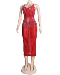 Dettaglio di un vestito longuette rosso sexy con eleganti decorazioni in strass argentati.