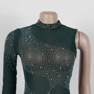 Primer plano de los patrones de diamantes de imitación en el vestido de malla verde