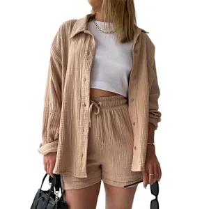Elegantes beige Zweiteiler-Set für Damen mit Langarmhemd und Shorts mit Kordelzug