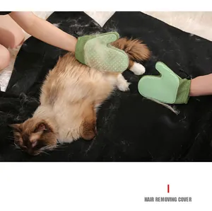 Primer plano de guante verde para mascotas eliminando el pelo de un gato de pelo largo