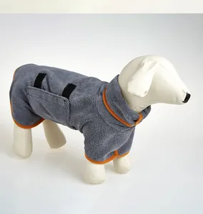 Vue latérale peignoir gris absorbant pour chien avec bordure orange